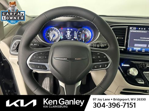 Used 2023 Chrysler Pacifica Touring-L AWD/4WD image 11