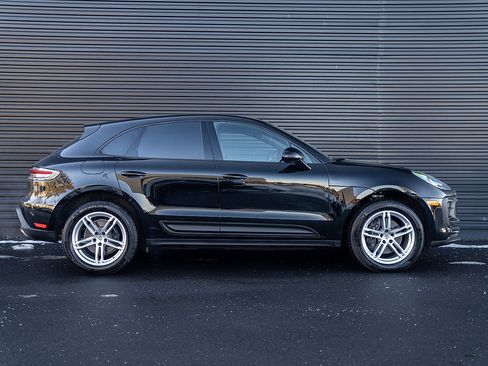 Certified 2025 Porsche Macan AWD/4WD image 27