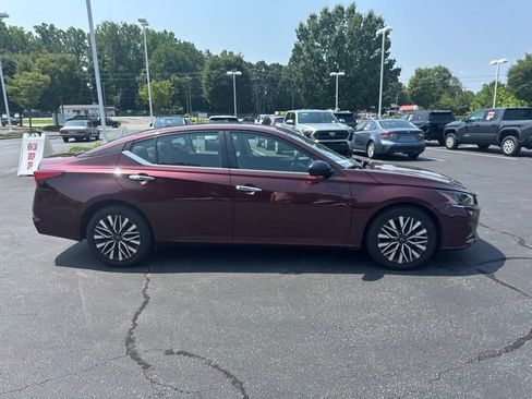 Used 2025 Nissan Altima 2.5 SV FWD image 2