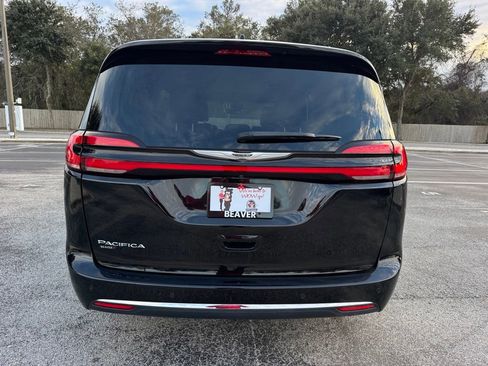Used 2024 Chrysler Pacifica Touring-L image 8