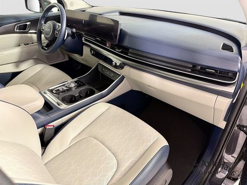 Used 2025 Kia Carnival SX w/ SX Dark Edition Package FWD image 36
