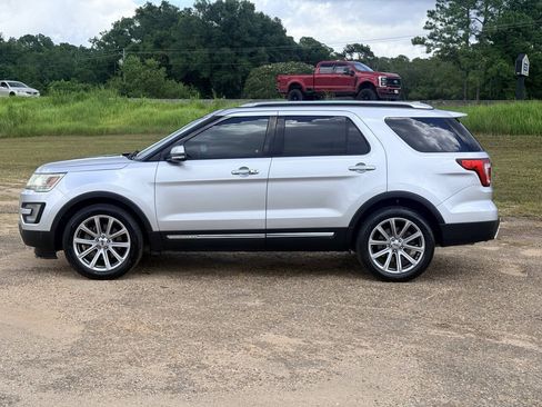 Used 2017 Ford Explorer Limited FWD image 2