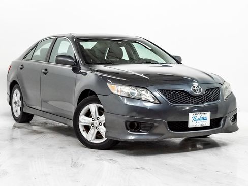 Used 2011 Toyota Camry SE w/ SE Extra-Value Pkg #1 FWD image 6