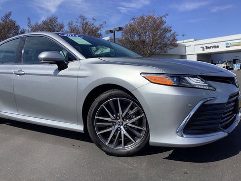 Used 2023 Toyota Camry XLE image 3