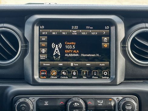 Used 2018 Jeep Wrangler Unlimited Sahara AWD/4WD image 13