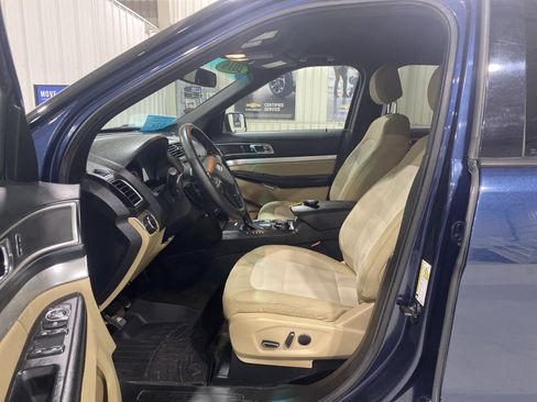 Used 2016 Ford Explorer XLT w/ Equipment Group 201A AWD/4WD image 2