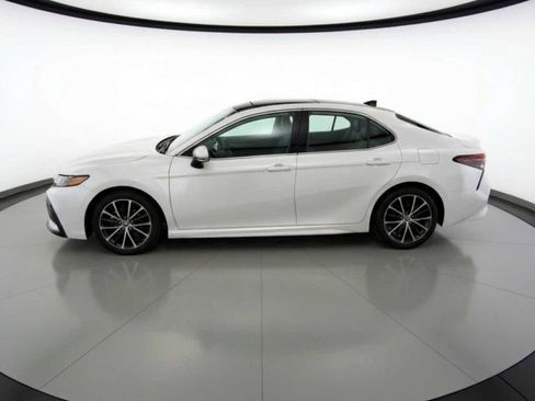 Used 2023 Toyota Camry XLE image 3