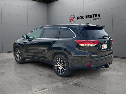 Used 2017 Toyota Highlander SE AWD/4WD image 3
