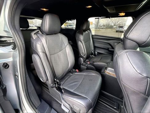 Used 2025 Toyota Sienna Platinum image 38