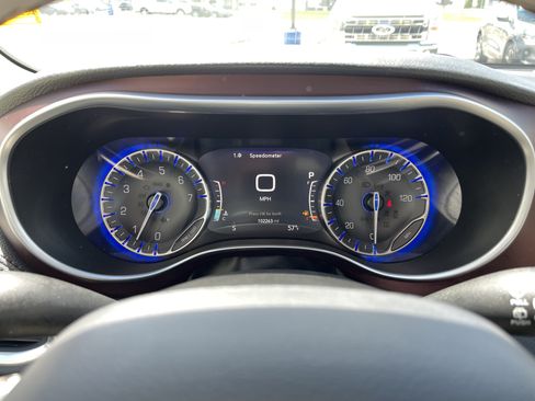 Used 2020 Chrysler Pacifica Limited FWD image 19