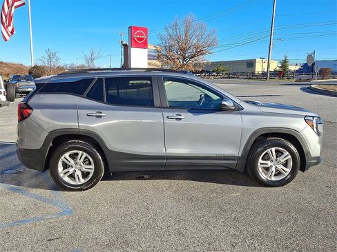 Used 2023 GMC Terrain SLE w/ Driver Convenience Package image 7