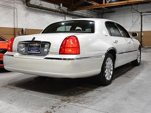 Used 2006 Lincoln Town Car Signature RWD image 5