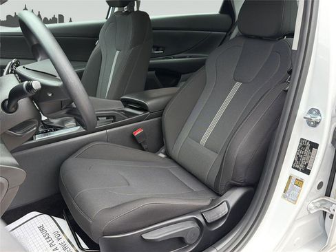 Used 2025 Hyundai Elantra SE FWD image 11