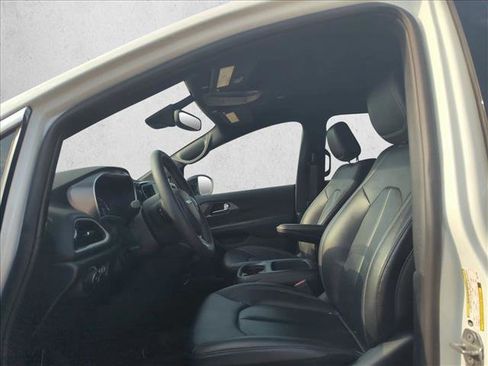Used 2025 Chrysler Pacifica Select image 13