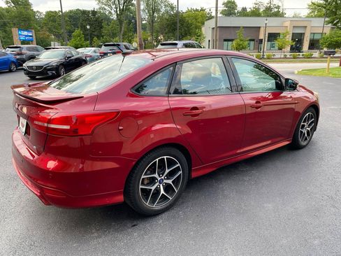 Used 2016 Ford Focus SE w/ SE Sport Package FWD image 4