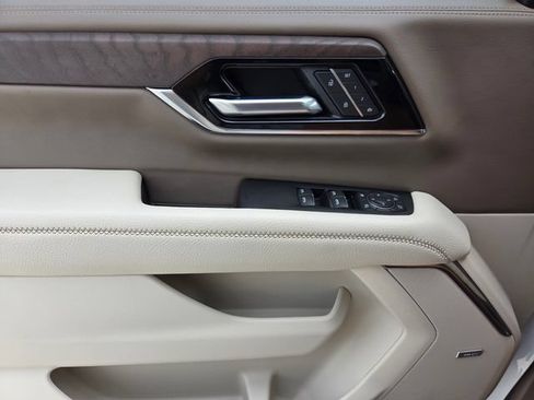 Used 2025 GMC Yukon Denali RWD image 17