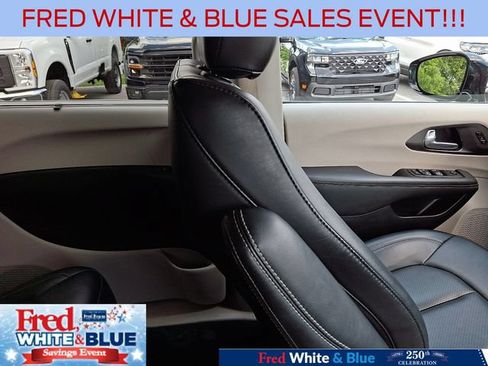 Used 2024 Chrysler Pacifica Touring-L FWD image 13