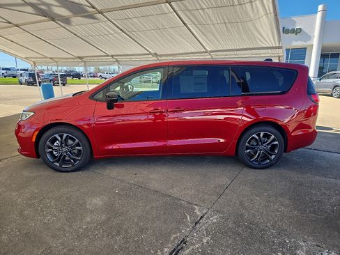 New 2026 Chrysler Pacifica Select image 2