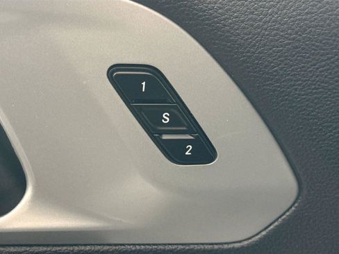 Used 2025 Chrysler Pacifica Limited FWD image 32