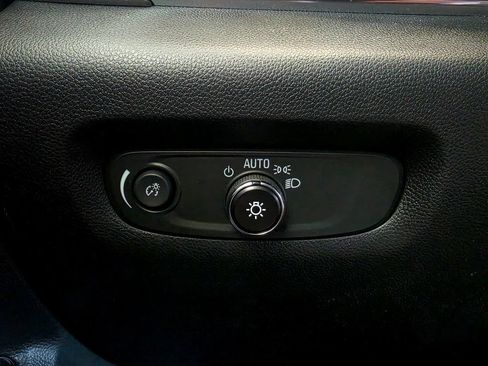 Used 2023 Chevrolet Traverse LT FWD image 23