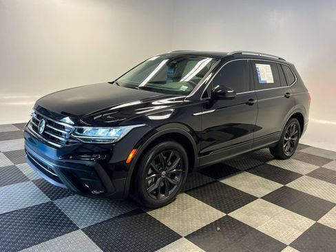 Certified 2024 Volkswagen Tiguan SE FWD image 3