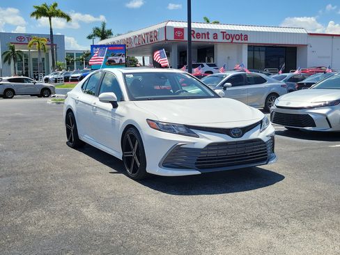 Used 2022 Toyota Camry LE w/ Convenience Package FWD image 2