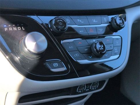 Used 2023 Chrysler Pacifica Touring-L image 22