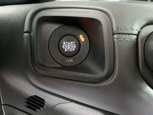 Used 2025 Jeep Wrangler Unlimited Sahara AWD/4WD image 18