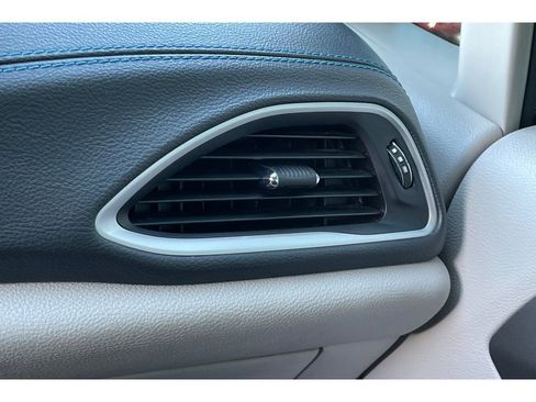 Used 2021 Chrysler Pacifica Touring w/ Uconnect Theater Family Group image 30