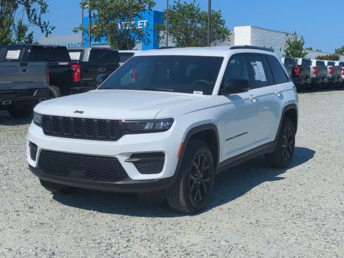 Used 2025 Jeep Grand Cherokee Altitude AWD/4WD image 5