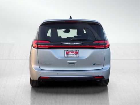 Used 2023 Chrysler Pacifica Limited image 5