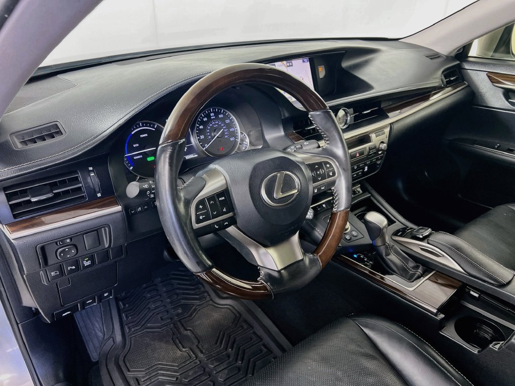 Used 2016 Lexus ES 300h w/ Luxury Package w/Wood Trim FWD image 9