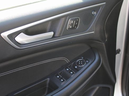 Used 2024 Ford Edge Titanium image 19