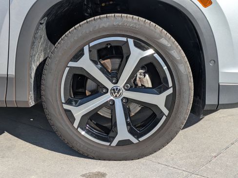 Certified 2025 Volkswagen Tiguan SE FWD image 10