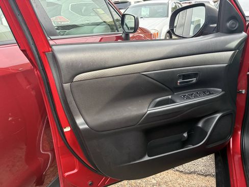 Used 2017 Mitsubishi Outlander SE AWD/4WD image 6