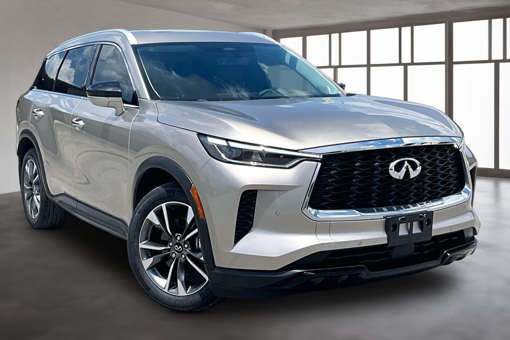 Used 2023 INFINITI QX60 Luxe w/ Performance Audio Package FWD image 3