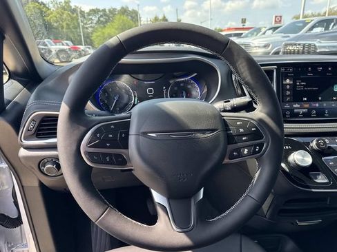 New 2027 Chrysler Pacifica Select FWD image 22
