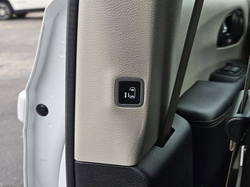 Used 2023 Chrysler Pacifica Touring-L FWD image 33