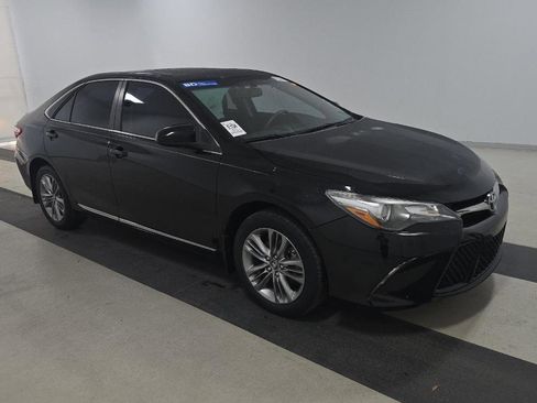 Used 2017 Toyota Camry SE w/ Moonroof Package image 3