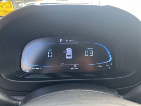 Used 2023 Hyundai Venue SEL FWD image 9