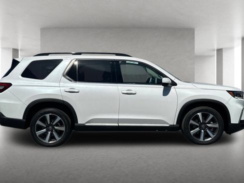 Certified 2025 Honda Pilot Touring image 3