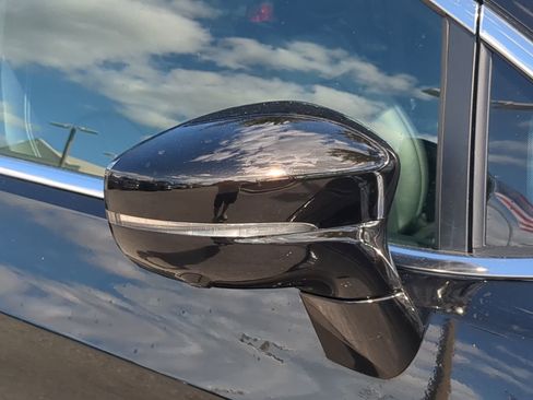 Used 2025 Chrysler Pacifica Select image 12