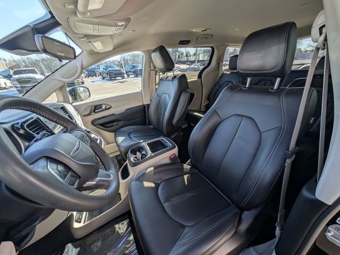 Used 2024 Chrysler Pacifica Touring-L FWD image 16