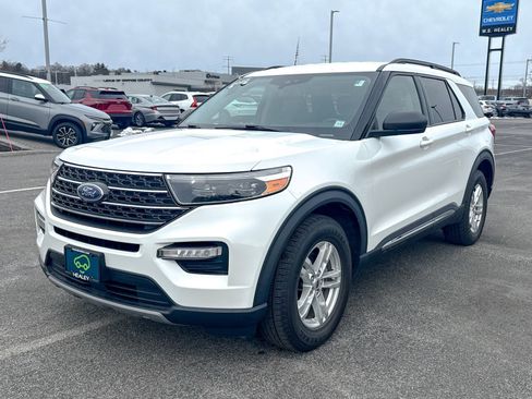 Used 2022 Ford Explorer XLT w/ Equipment Group 202A image 3