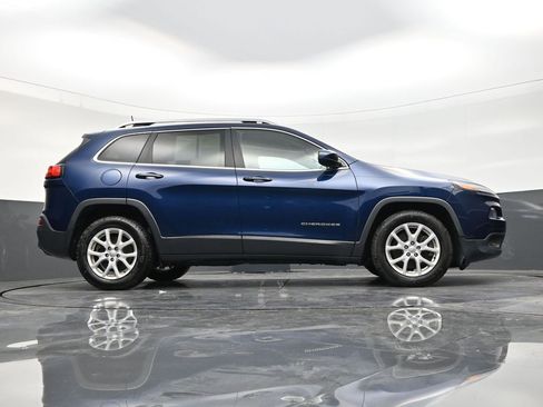 Used 2018 Jeep Cherokee Latitude Plus w/ Cold Weather Group FWD image 24