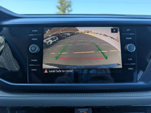 Used 2024 Volkswagen Taos SE image 16