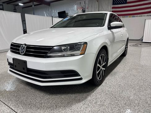 Used 2017 Volkswagen Jetta SE FWD image 4
