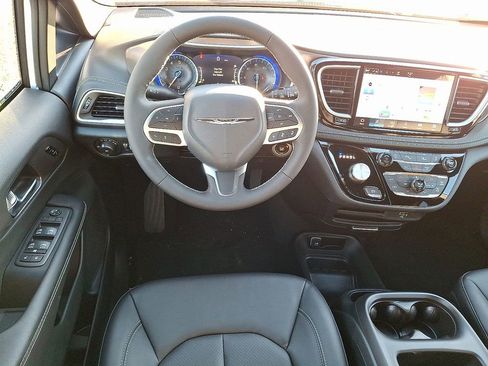 New 2026 Chrysler Pacifica Select image 2