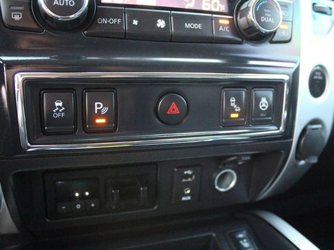 Used 2018 Nissan Titan PRO-4X w/ Pro-4x Convenience Package AWD/4WD image 25