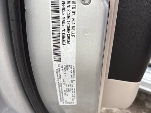 Used 2024 Chrysler Pacifica Touring-L FWD image 42